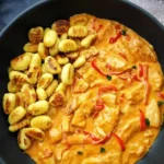 Cremiges Paprika-Sahne-Hähnchen mit goldbraunen Gnocchi 4 Cremiges Paprika-Sahne-Hähnchen mit goldbraunen Gnocchi