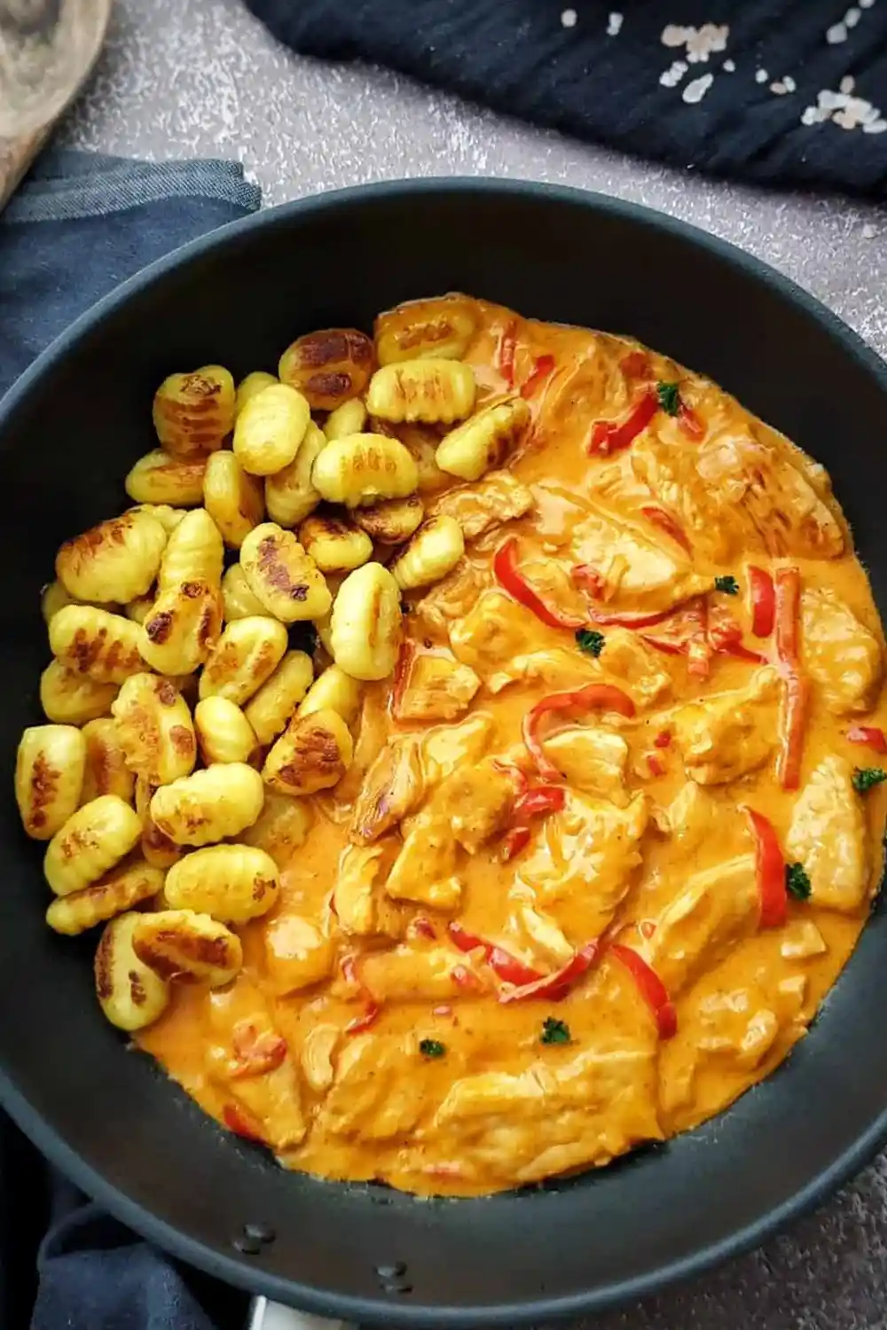Cremiges Paprika-Sahne-Hähnchen mit goldbraunen Gnocchi 3 Recipe image