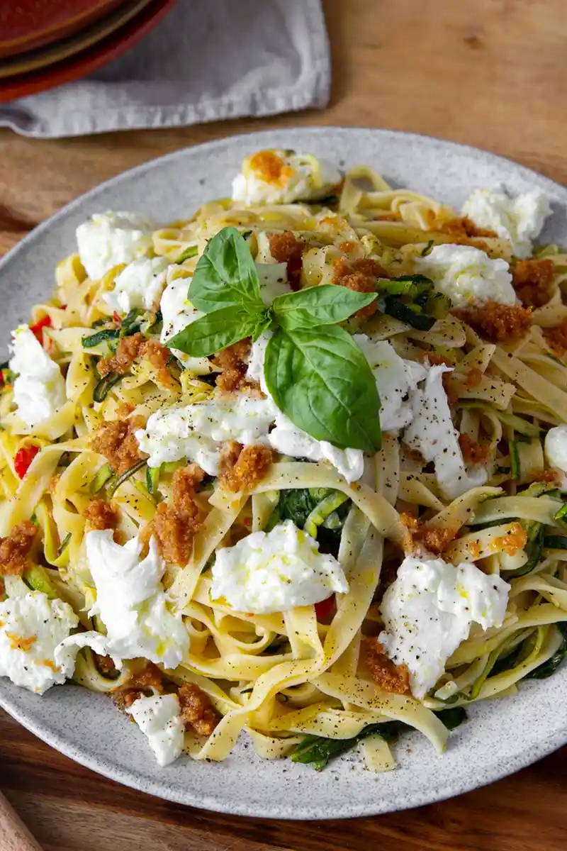 Pikante Sommer-Tagliatelle mit Zucchini und Zitronen-Crunch 3 Recipe image