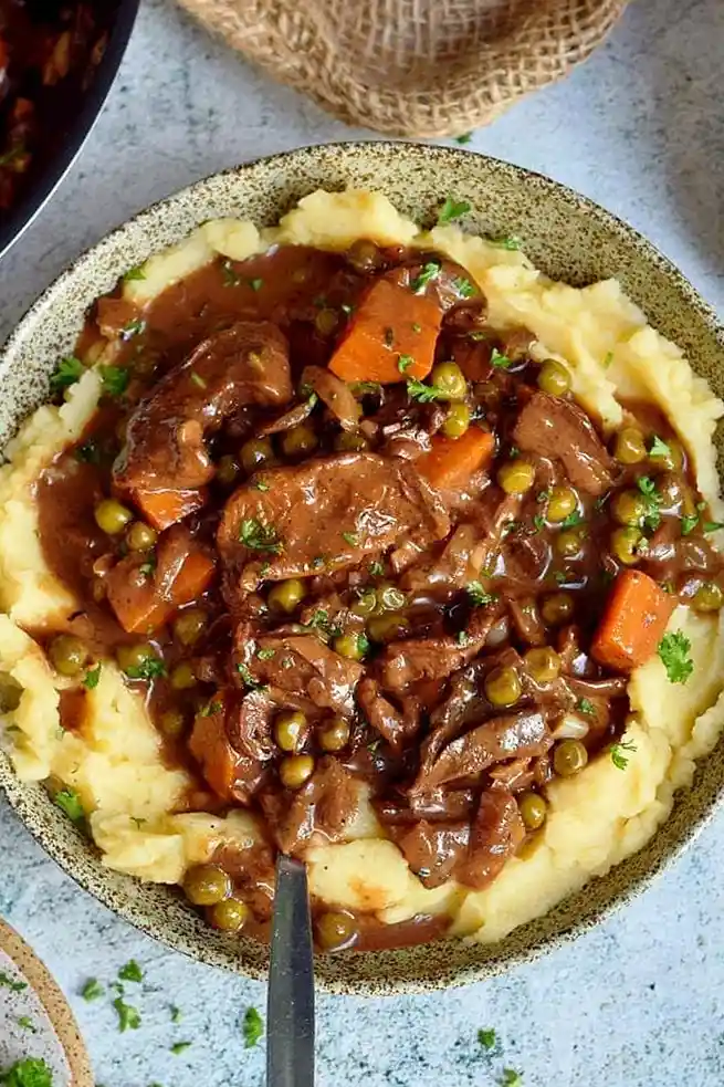 Herzhaftes Pilzgulasch mit cremigem Kartoffelpüree 3 Recipe image