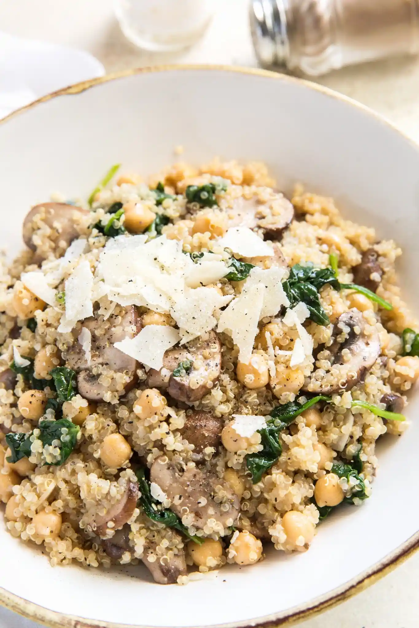 Nährstoffreiche Quinoa-Bowl mit Spinat und Pilzen 3 Recipe image