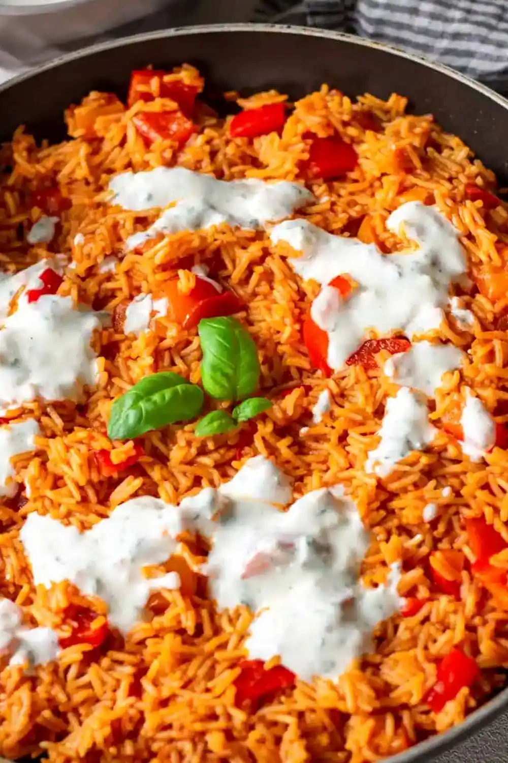 Würzige Paprika-Reis-Pfanne mit cremiger Joghurtsoße 3 Recipe image