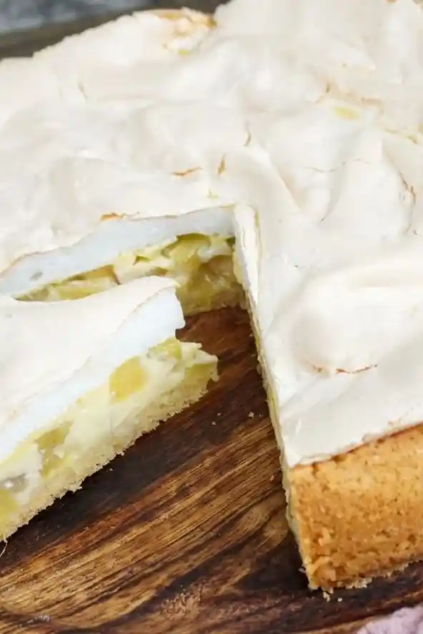 Saftiger Rhabarberkuchen mit Baiserhaube und Mürbeteig 3 Recipe image