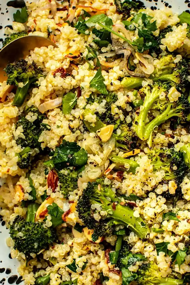 Gerösteter Brokkoli-Quinoa-Salat mit Zitronen-Vinaigrette 3 Recipe image