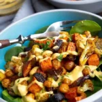Geröstetes Gemüse & Kichererbsen-Bowl mit Hummus-Dressing 4 Geröstetes Gemüse & Kichererbsen-Bowl mit Hummus-Dressing
