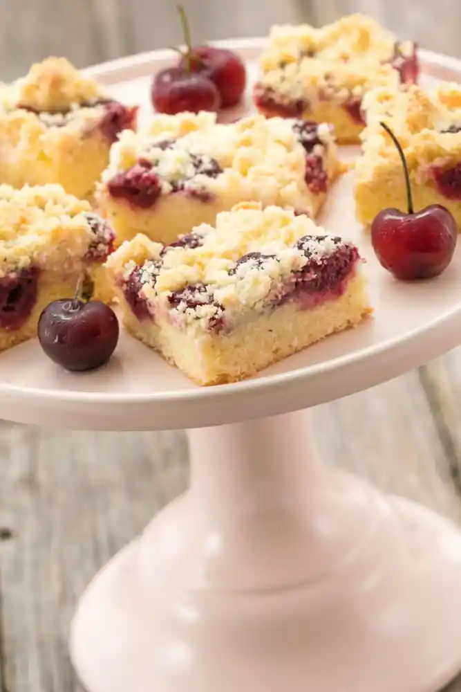 Saftiger Kirschkuchen mit knusprigen Streuseln vom Blech 3 Recipe image