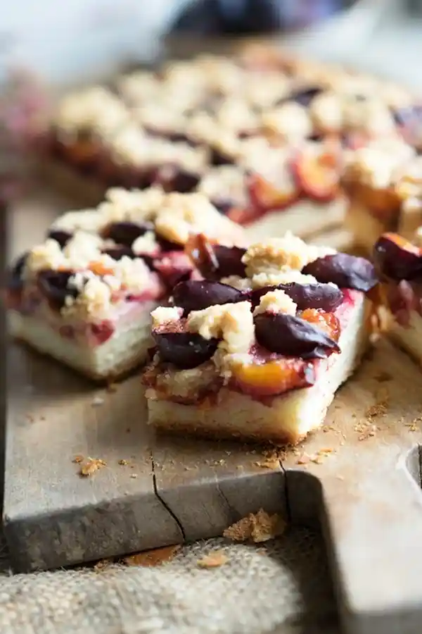 Saftiger Zwetschgenkuchen mit Zwillingsteig und Streuseln 3 Recipe image