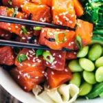 Würzige Lachs Poke Bowl mit eingelegten Gurken 4 Würzige Lachs Poke Bowl mit eingelegten Gurken