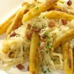 Herzhafte Schupfnudeln mit Sauerkraut und Räuchertofuwürfeln 4 Herzhafte Schupfnudeln mit Sauerkraut und Räuchertofuwürfeln