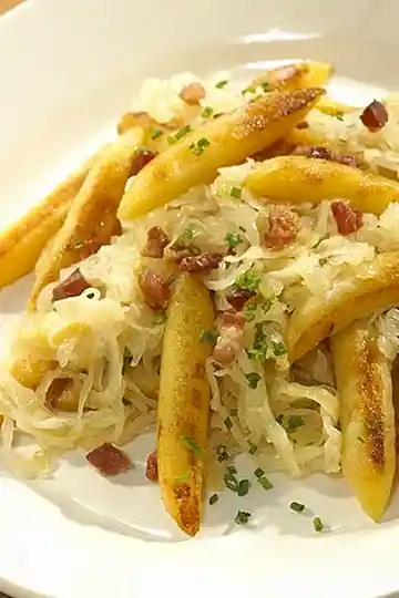 Herzhafte Schupfnudeln mit Sauerkraut und Räuchertofuwürfeln 3 Recipe image