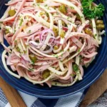 Herzhafter Schweizer Wurstsalat mit Käse und Cornichons 4 Herzhafter Schweizer Wurstsalat mit Käse und Cornichons