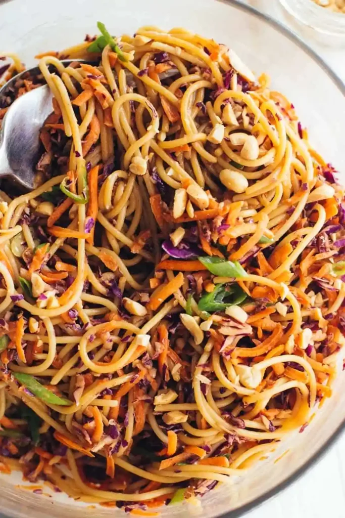 Cremiger Sesam-Nudel-Salat mit Erdnusssauce