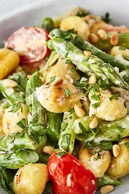 Würziges Pfannengericht: Gnocchi mit grünem Spargel und Kirschtomaten 3 Recipe image