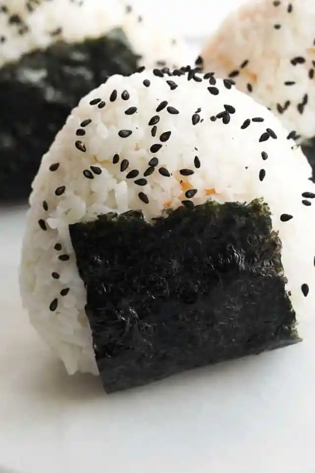 Spicy Tuna Onigiri: Japanische Reisdreiecke mit scharfem Thunfisch 3 Recipe image
