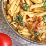 Cremige Penne mit Spinat, Tomaten und Knoblauch 4 Cremige Penne mit Spinat, Tomaten und Knoblauch