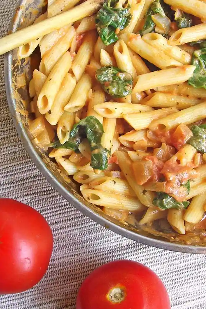 Cremige Penne mit Spinat, Tomaten und Knoblauch 3 Recipe image