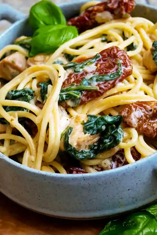 Cremige Pasta mit Hähnchen, Spinat und getrockneten Tomaten 3 Recipe image