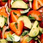 Erfrischender Erdbeer-Gurken-Salat mit Minze und Basilikum 4 Erfrischender Erdbeer-Gurken-Salat mit Minze und Basilikum