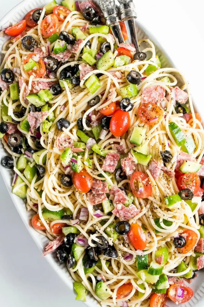Italienischer Spaghetti-Nudelsalat mit würzigem Dressing
