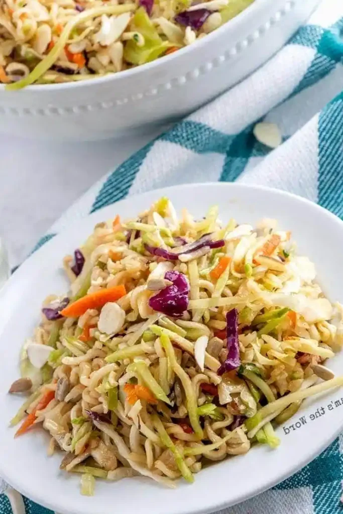 Knuspriger Ramen-Nudelsalat mit Asia-Dressing