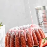 Saftiger Erdbeer-Rührkuchen mit Erdbeerglasur