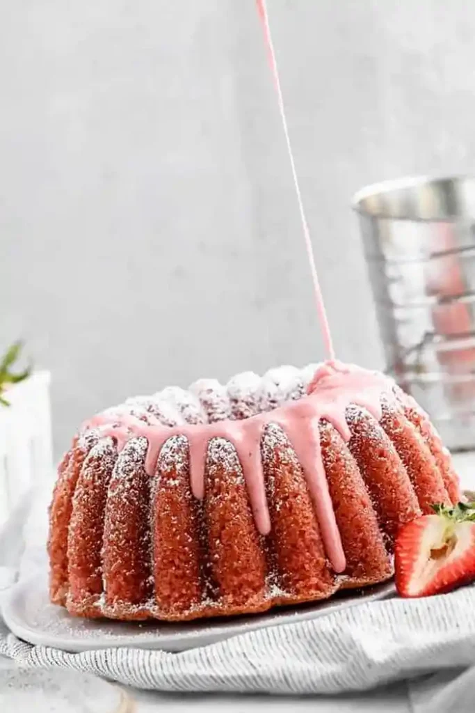 Saftiger Erdbeer-Rührkuchen mit Erdbeerglasur