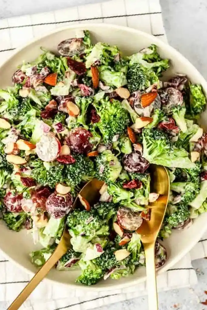 Cremiger Veganer Brokkoli-Salat mit Cashew-Dressing 3 Recipe image