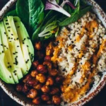 Vegane Buddha Bowl mit knusprigen Kichererbsen und Paprikasauce 4 Vegane Buddha Bowl mit knusprigen Kichererbsen und Paprikasauce