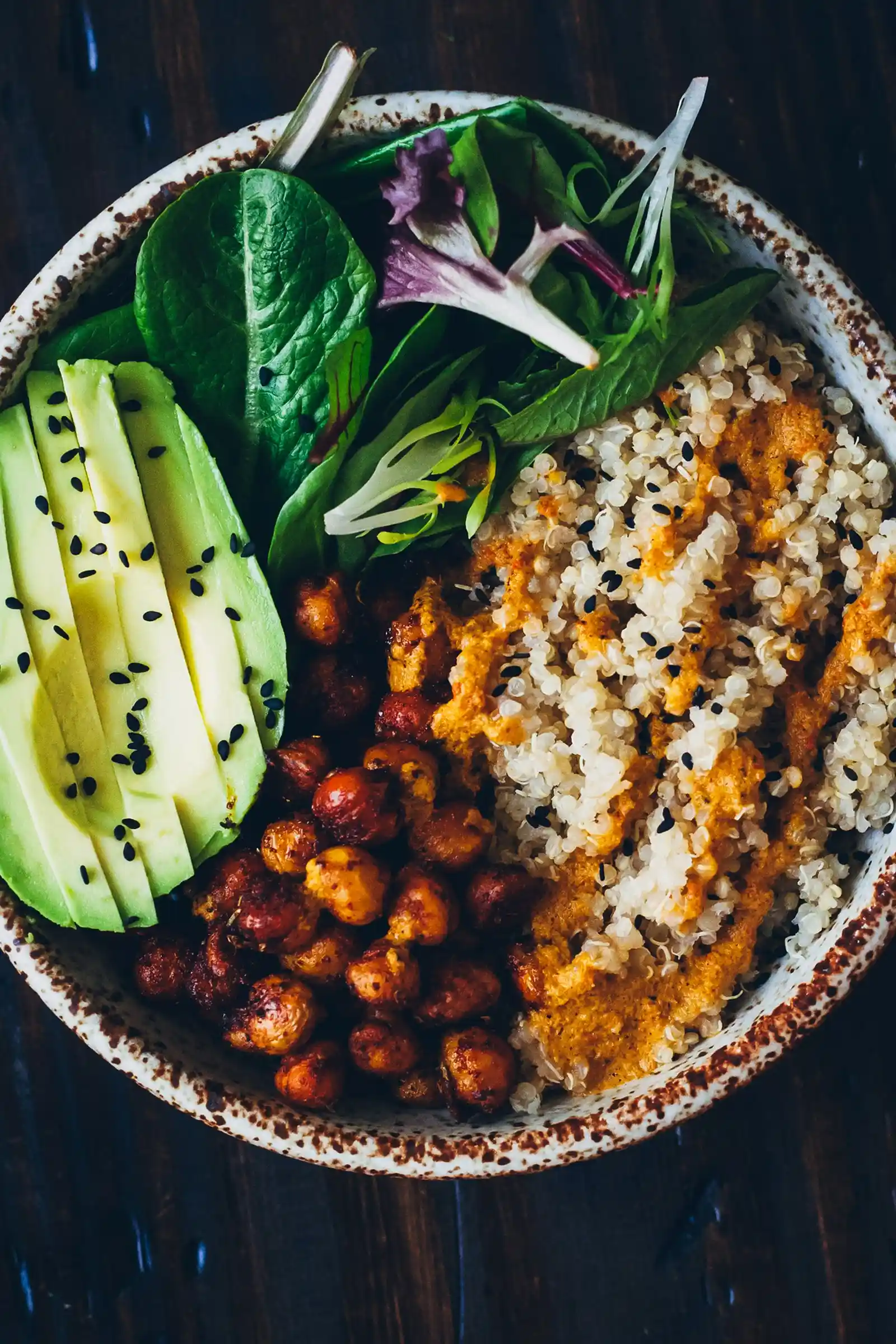 Vegane Buddha Bowl mit knusprigen Kichererbsen und Paprikasauce 3 Recipe image