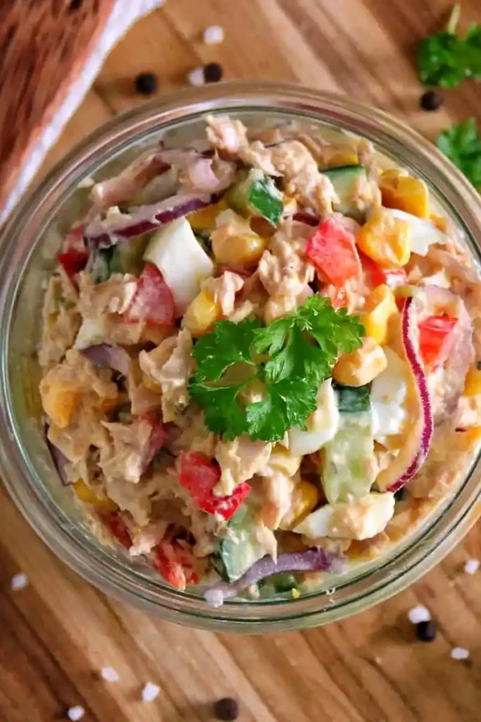 Schneller Thunfischsalat mit Ei und knackigen Gurken