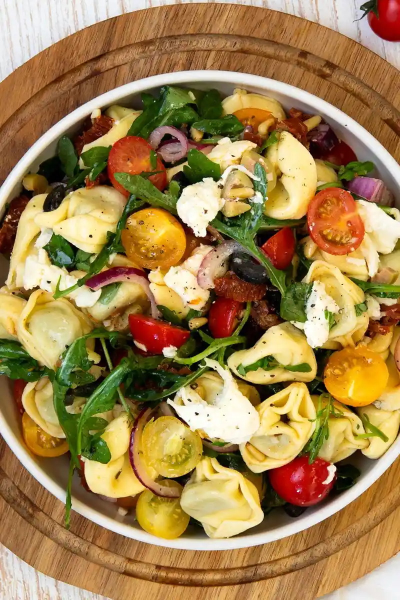 Mediterraner Tortellini-Salat mit Mozzarella und Rucola 3 Recipe image