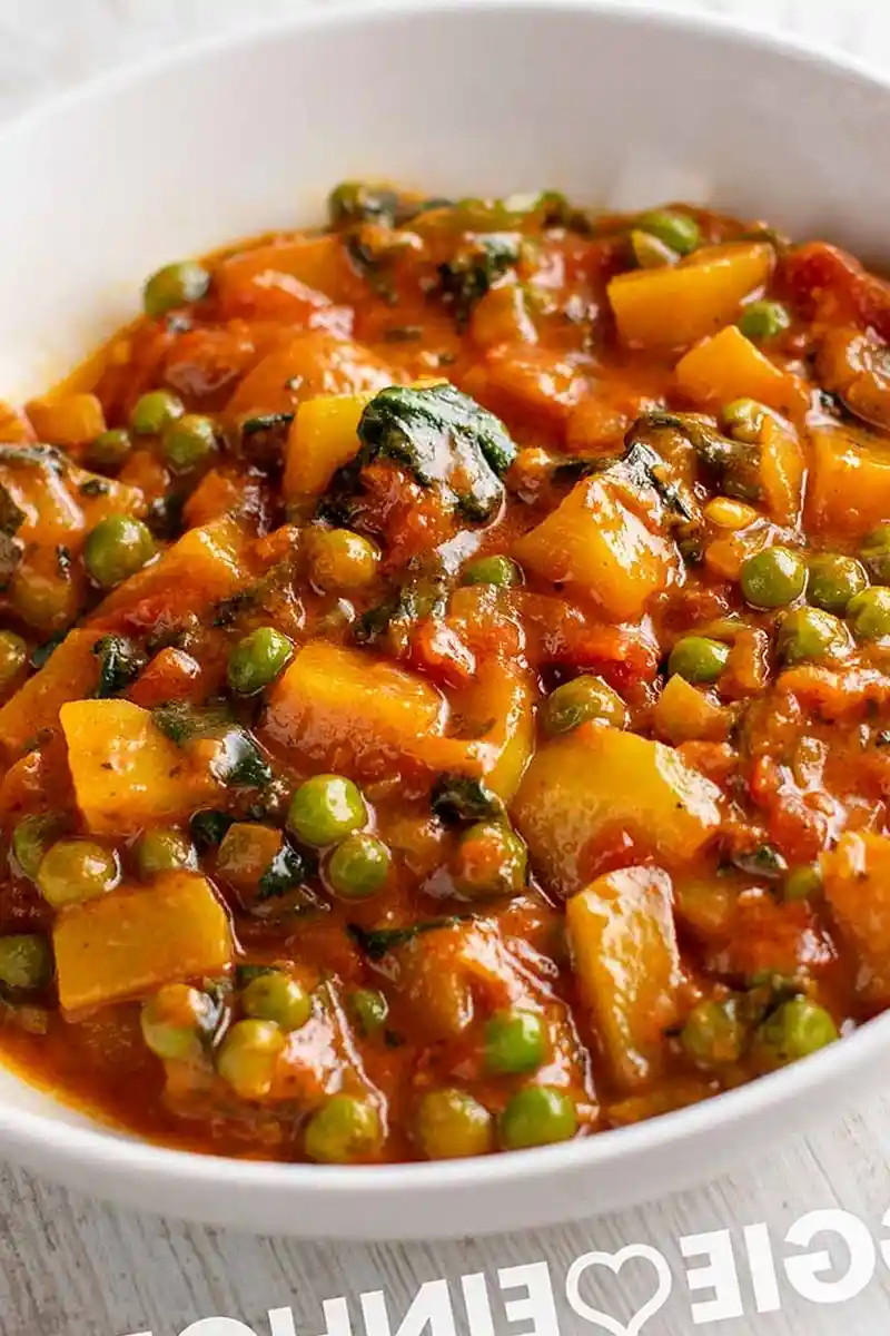 Cremiges veganes Kartoffelcurry mit Spinat und Erbsen 3 Recipe image