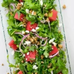 Erfrischender Wassermelonen-Rucola-Salat mit Feta und Walnüssen 4 Erfrischender Wassermelonen-Rucola-Salat mit Feta und Walnüssen