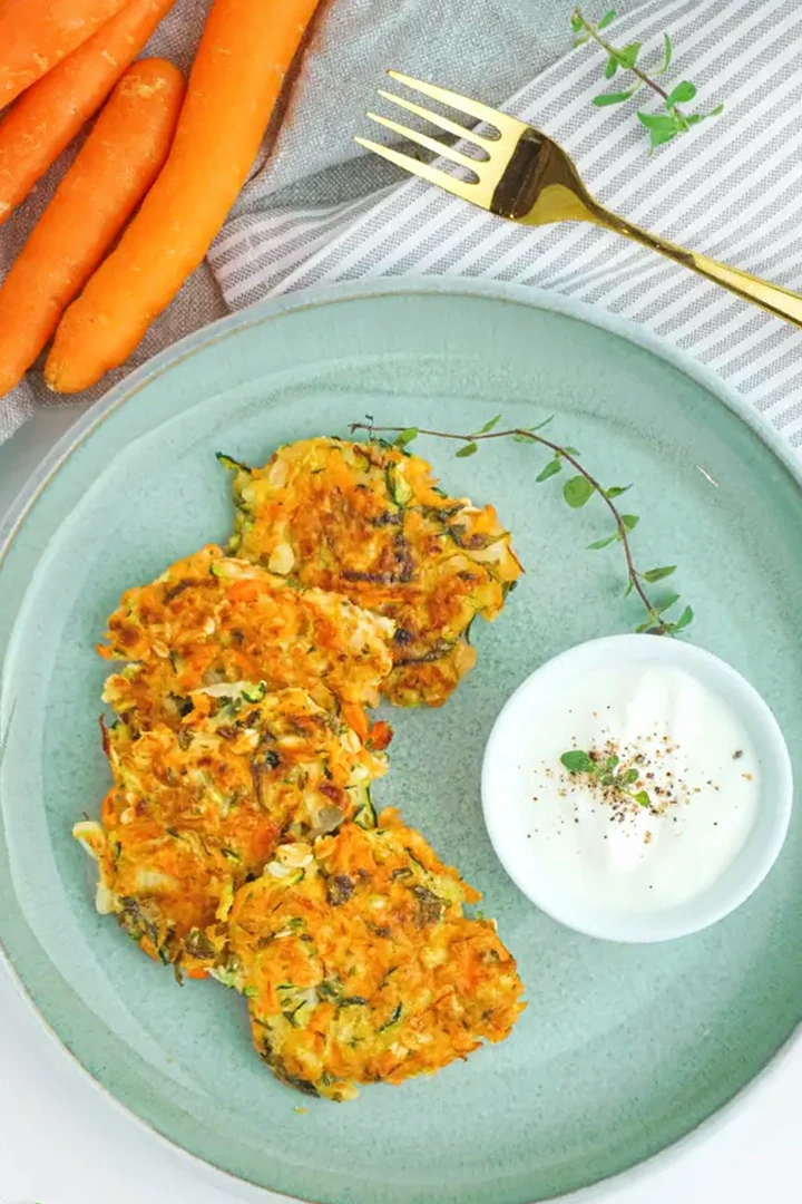 Knusprige Zucchini-Möhren-Puffer mit Haferflocken 3 Recipe image