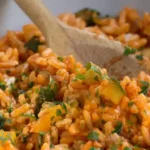 Herzhafter Zucchini-Tomaten-Reis mit mediterranen Kräutern 4 Herzhafter Zucchini-Tomaten-Reis mit mediterranen Kräutern