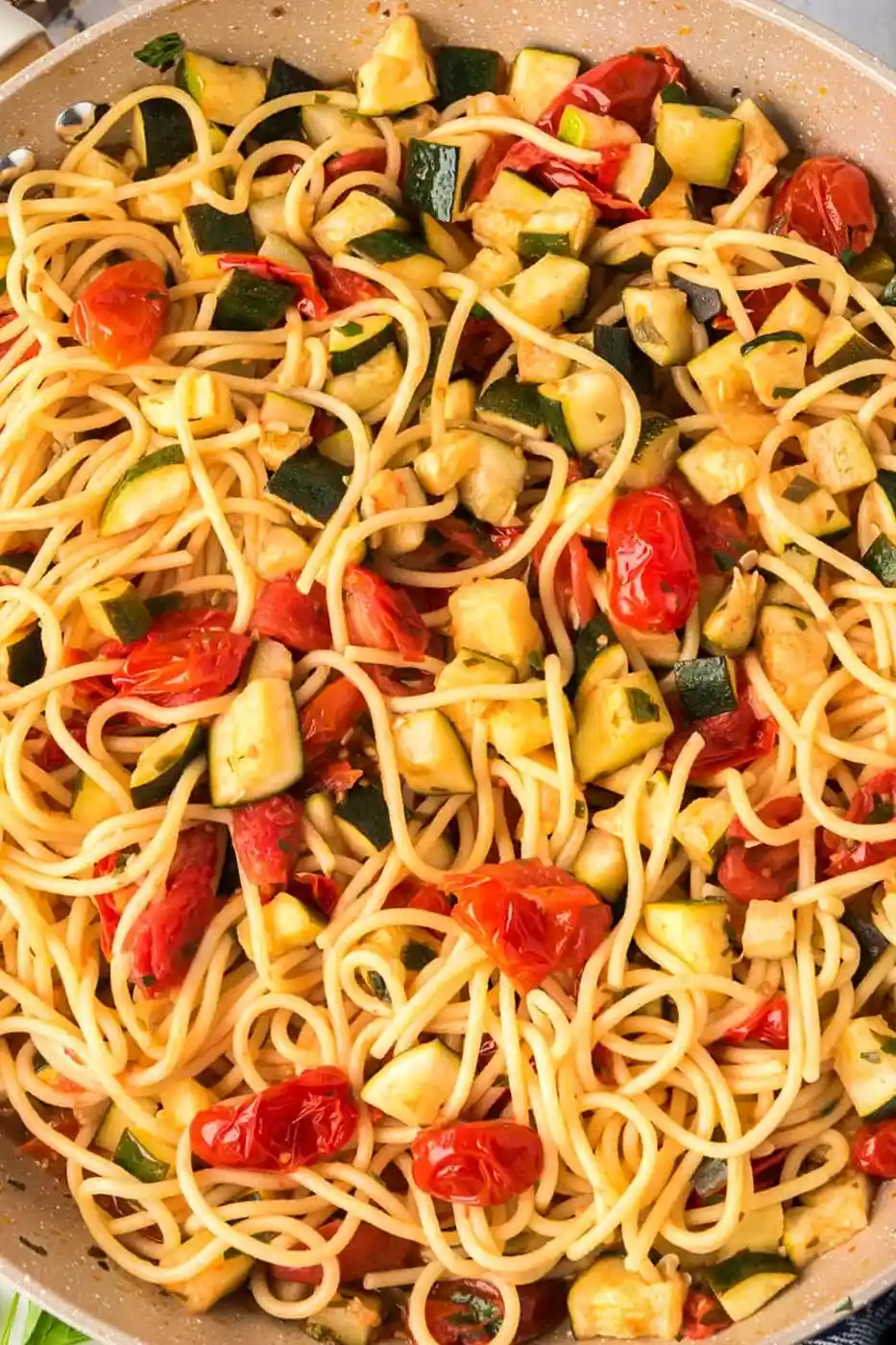 Leichte Zucchini-Tomaten-Pasta mit Zitronen-Butter-Sauce 3 Recipe image