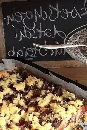 Klassischer Zwetschgendatschi mit Mürbteig und knusprigen Streuseln 3 Recipe image