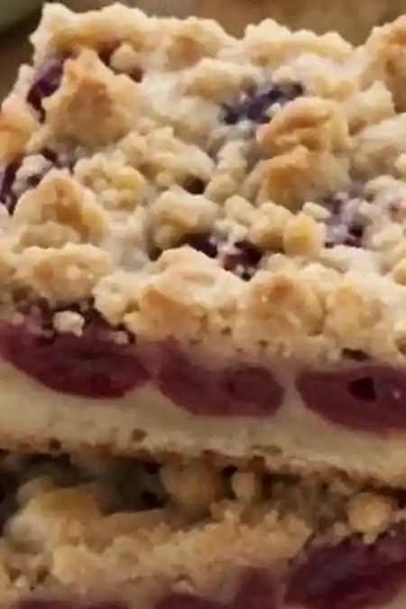 Saftiger Blechkuchen mit Sauerkirschen und Streuseln 3 Recipe image