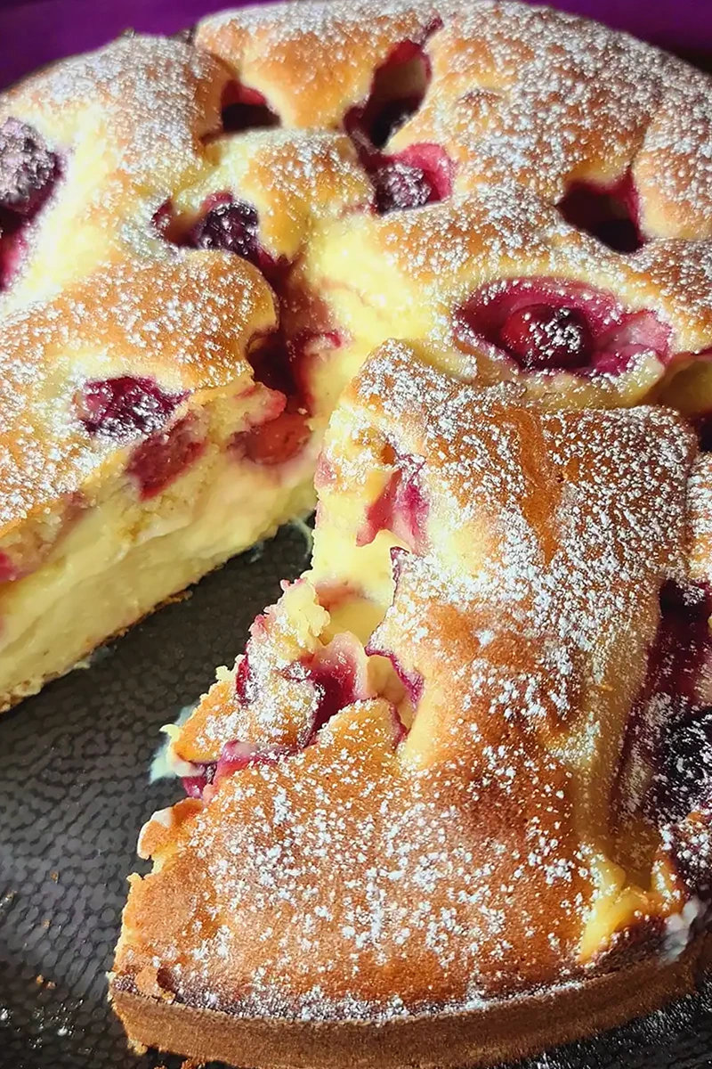 Kirschkuchen mit cremiger Vanillefüllung und Mandelknusper 3 Recipe image