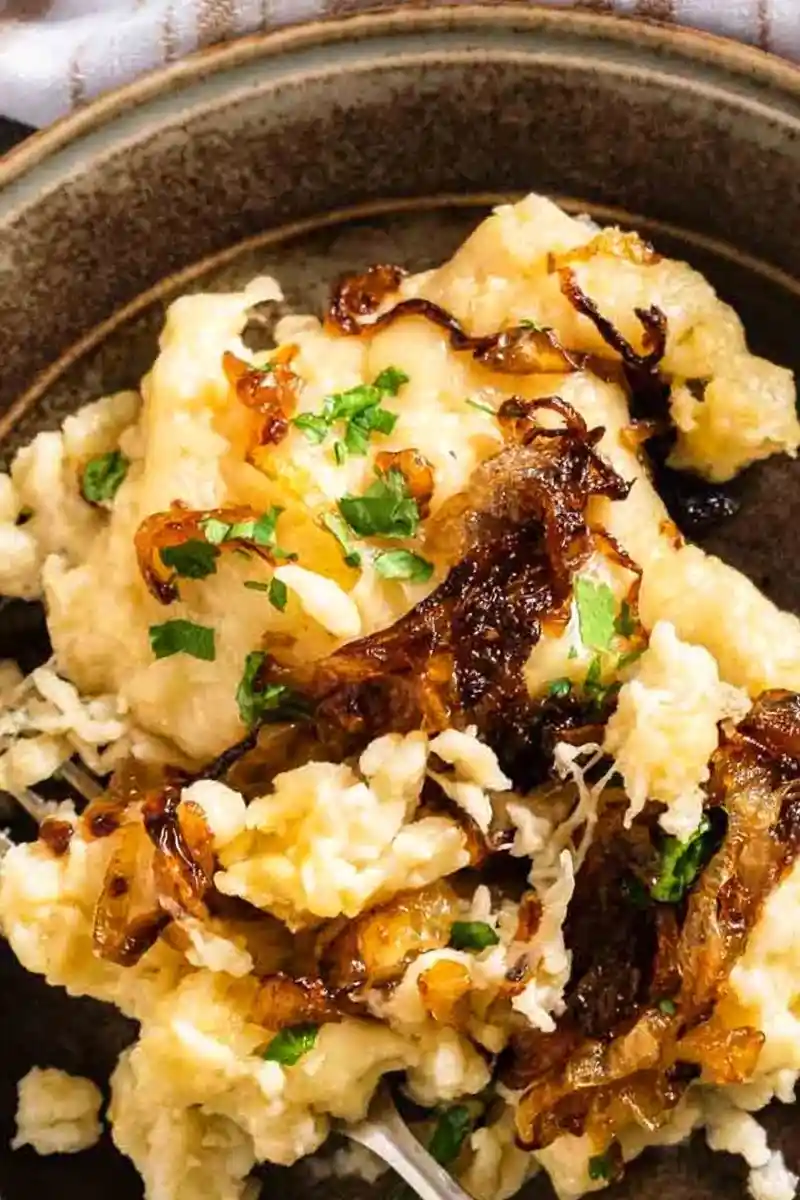 Klassische Käsespätzle mit karamellisierten Zwiebeln 3 Recipe image