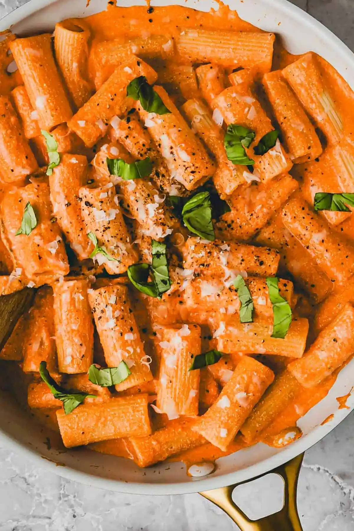 Proteinreiche Pasta mit cremiger Hüttenkäse-Tomatensauce 3 Recipe image