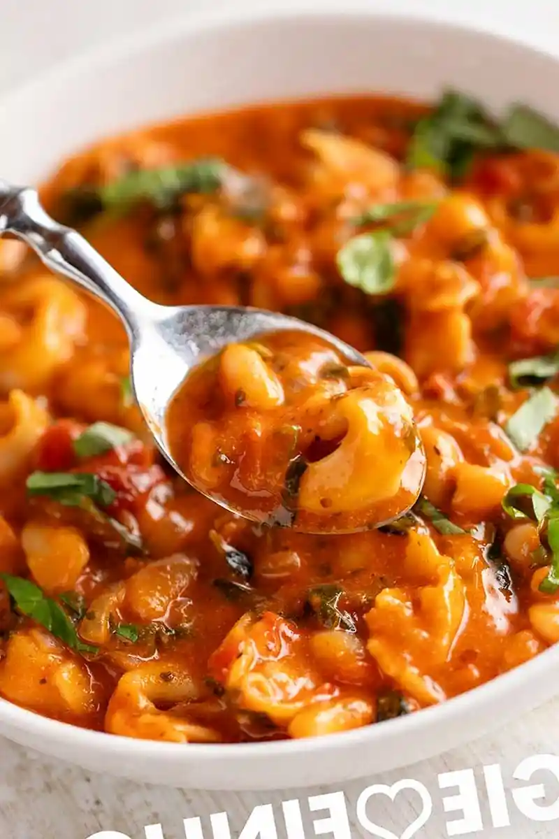 Cremige Vegane Tortellini-Suppe mit Bohnen und Spinat 3 Recipe image