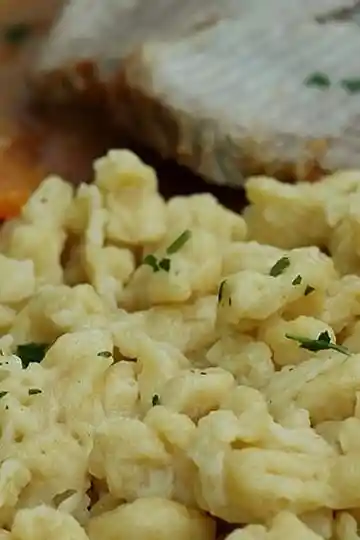 Hausgemachte Dinkelspätzle: Ein herzhaftes Rezept 3 Recipe image