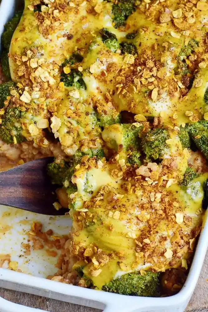 Herzhafter Brokkoli-Quinoa-Auflauf mit veganem Käse 3 Recipe image