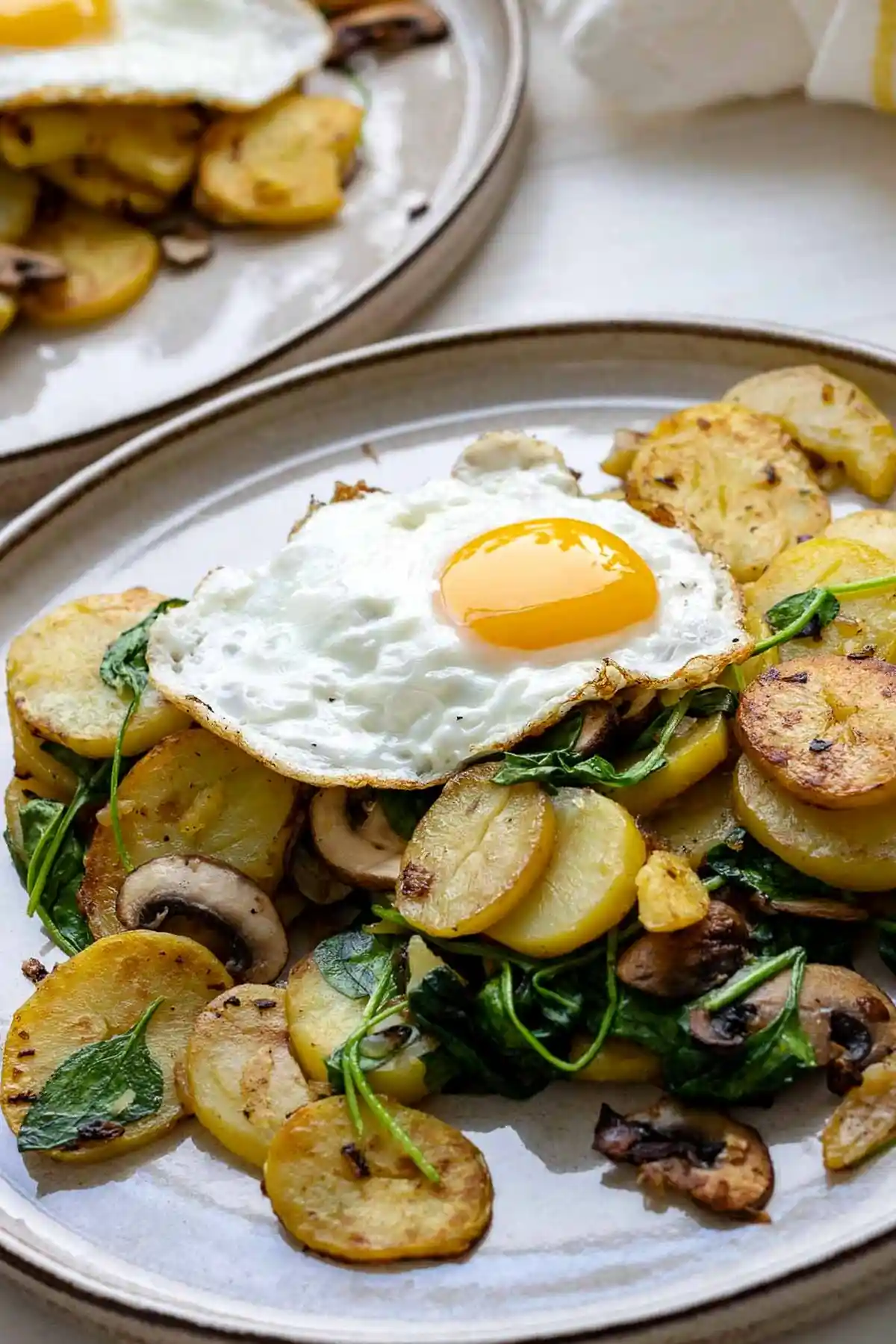 Herzhafte Bratkartoffeln mit Spiegeleiern, Pilzen und Spinat 3 Recipe image