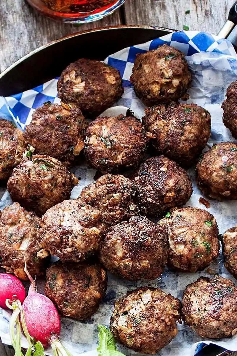 Klassische Deutsche Frikadellen: Das traditionelle Rezept für saftige Fleischpflanzerl 3 Recipe image