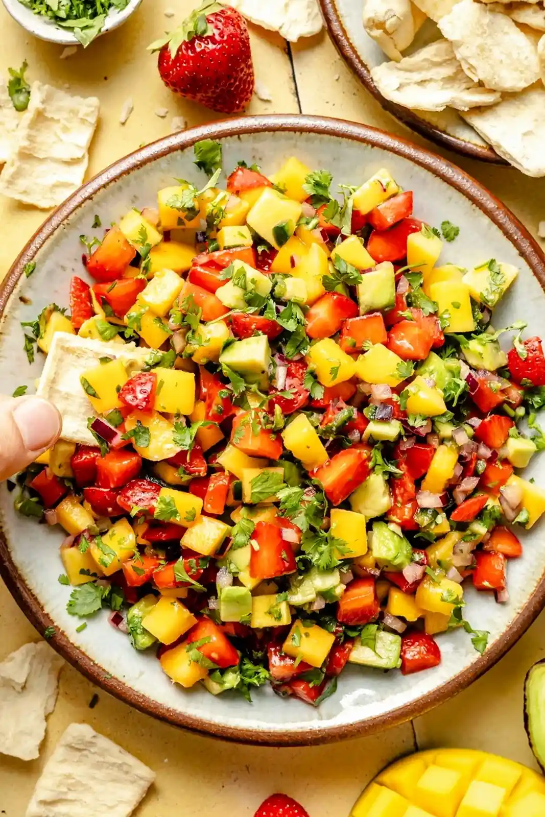 Erfrischende Avocado-Erdbeer-Mango-Salsa 3 Recipe image