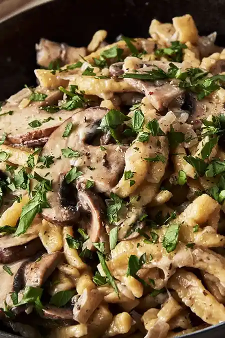 Würzig-cremige Spätzle-Pfanne mit Champignons 3 Recipe image