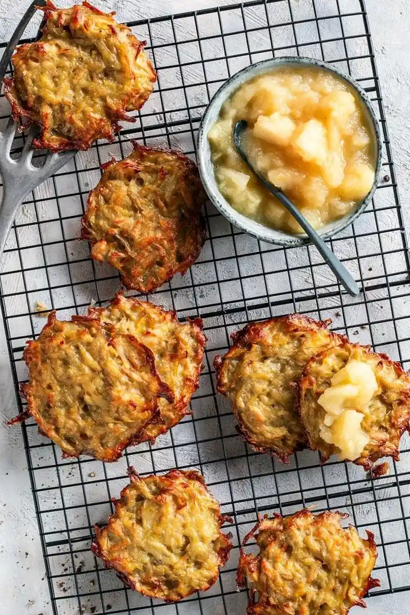 Knusprige Kartoffelpuffer aus dem Backofen: Die fettarme Alternative 3 Recipe image