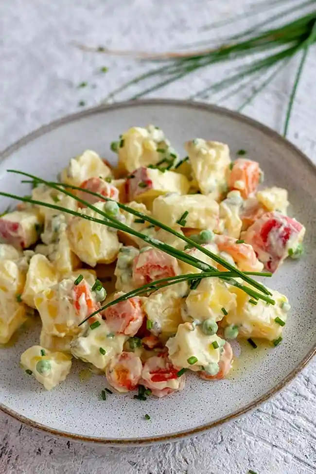 Leichter Kartoffelsalat mit Joghurt-Dressing und buntem Gemüse 3 Recipe image